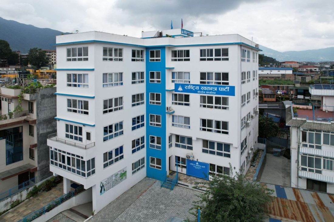 महिनैपिच्छे सांसद र मन्त्रीबाट मात्रै रास्वपाको खातामा ३३ लाख लेबी image