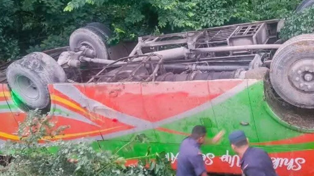धनगढीबाट काठमाडौँ जाँदै गरेको बस दुर्घटना, ३६ जना घाइते