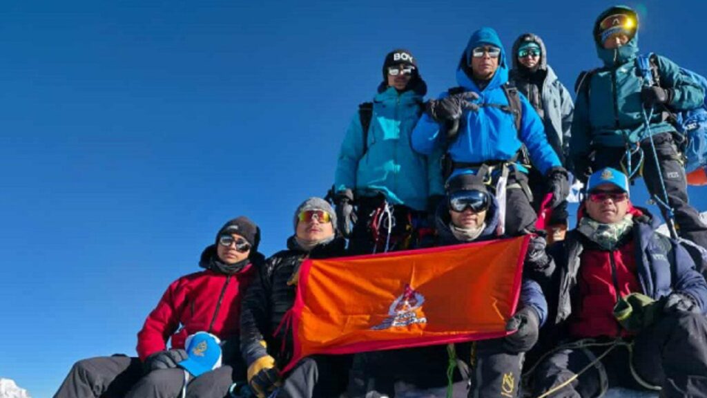 ६ हजार मिटर अग्लो हिमालमा एपीएफको झण्डा फहरायो टोलीले