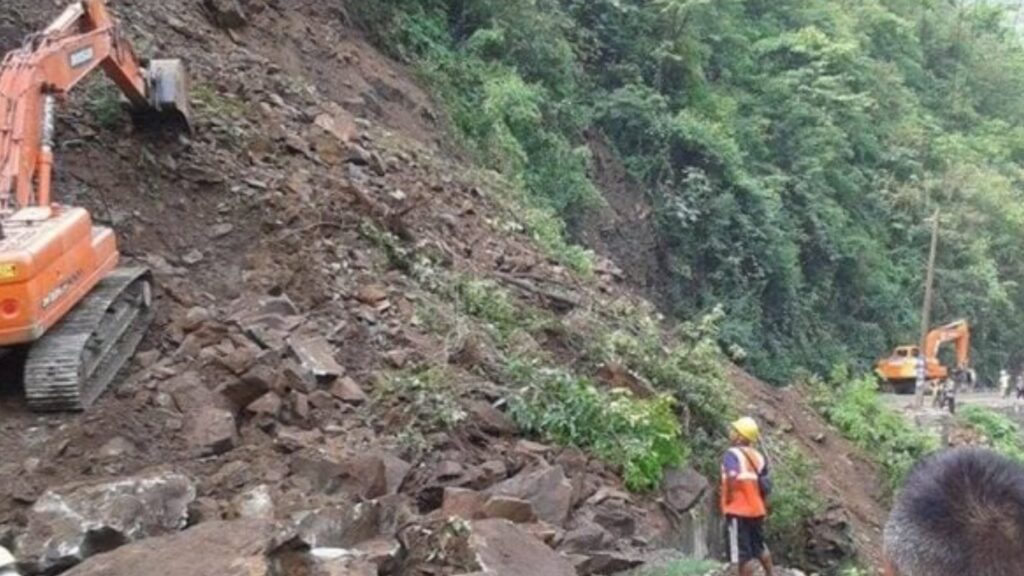अविरल वर्षाले बीपी राजमार्गका धेरै स्थानमा पहिरो, आवागमन पूर्णरूपमा ठप्प