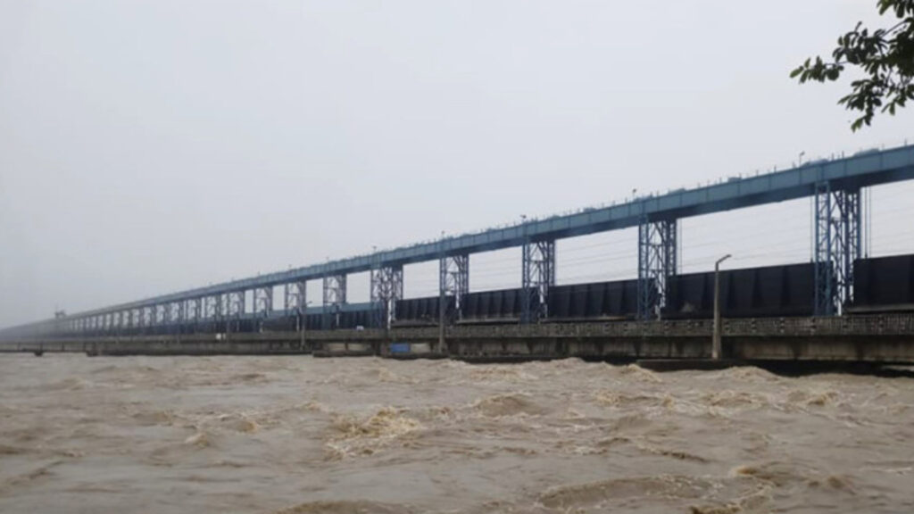 सप्तकोशी उर्लियो: कोशी ब्यारेजका ५० गेट खोलिए, तीन रातो बत्ती बल्यो