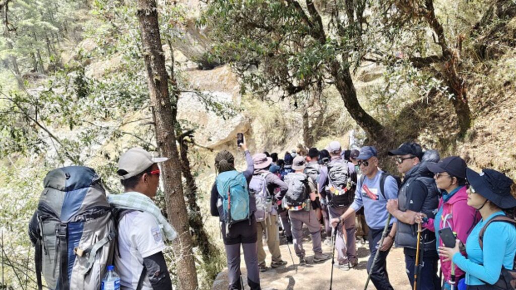 बन्जी घुम्दा पर्यटकको पासपोर्ट बाँदरले लगेपछि प्रहरी खोजीमा