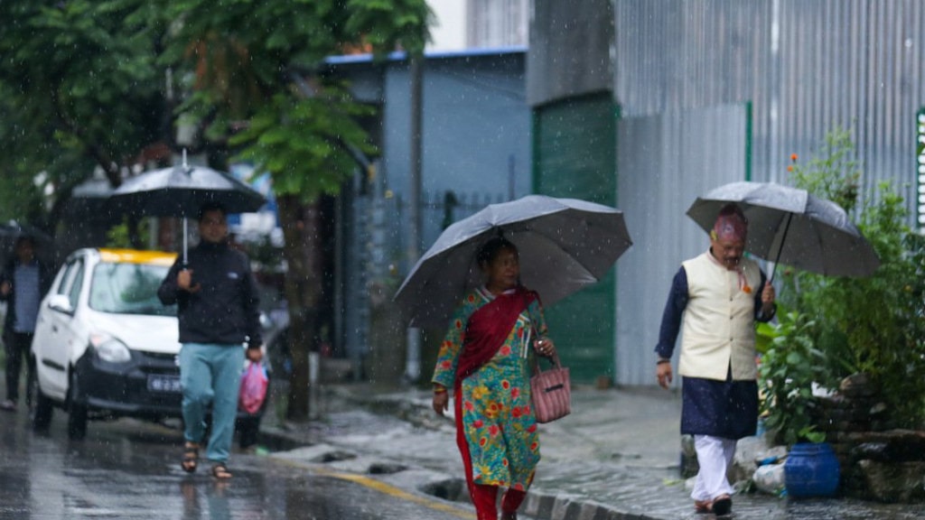 लगातारको वर्षाले अस्तव्यस्त बनायो काठमाडौँको जनजीवन