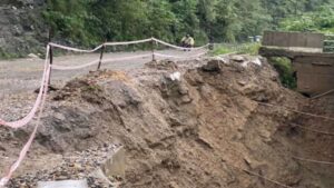 पहिरो पन्छाइएपछि दुईतर्फी सञ्चालनमा आयो नारायणगढ–मुग्लिन सडक image