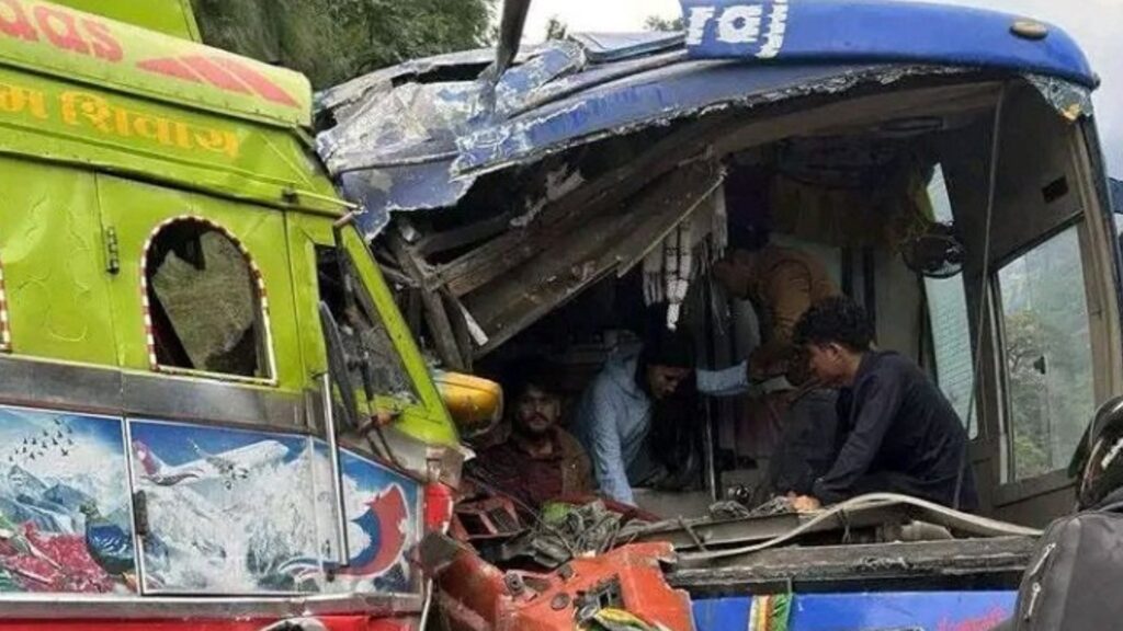 चितवनको गाईघाटमा ७ वटा गाडी ठोक्किएर भएको दुर्घटनामा २१ जना घाइते
