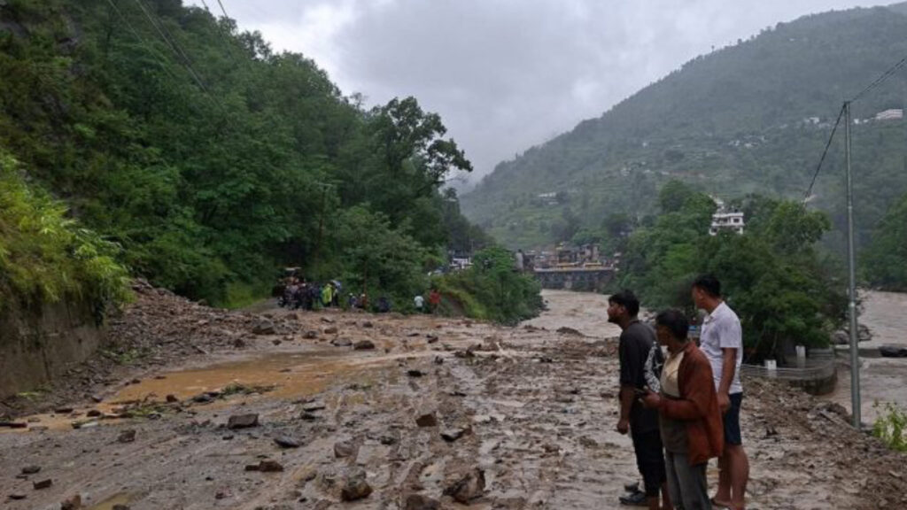 लगातार वर्षाका कारण अरनिको र बीपी राजमार्गमा सवारीसाधन ‘होल्ड’