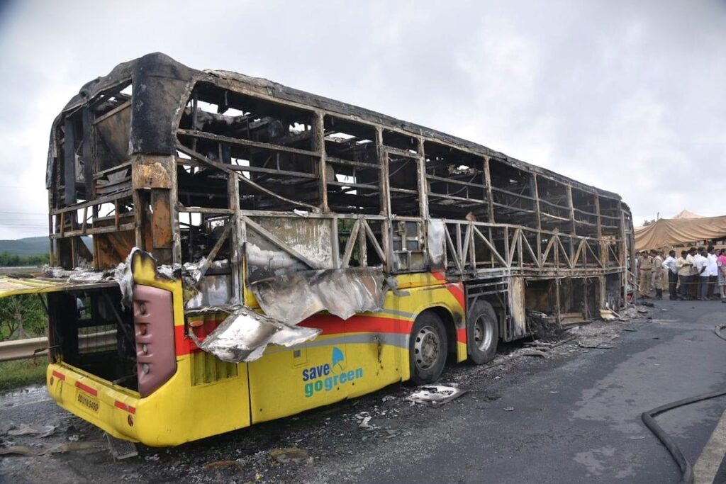 हैदराबाद–बेंगलुरु रुटमा बसमा आगलागी, १० जनाको मृत्यु