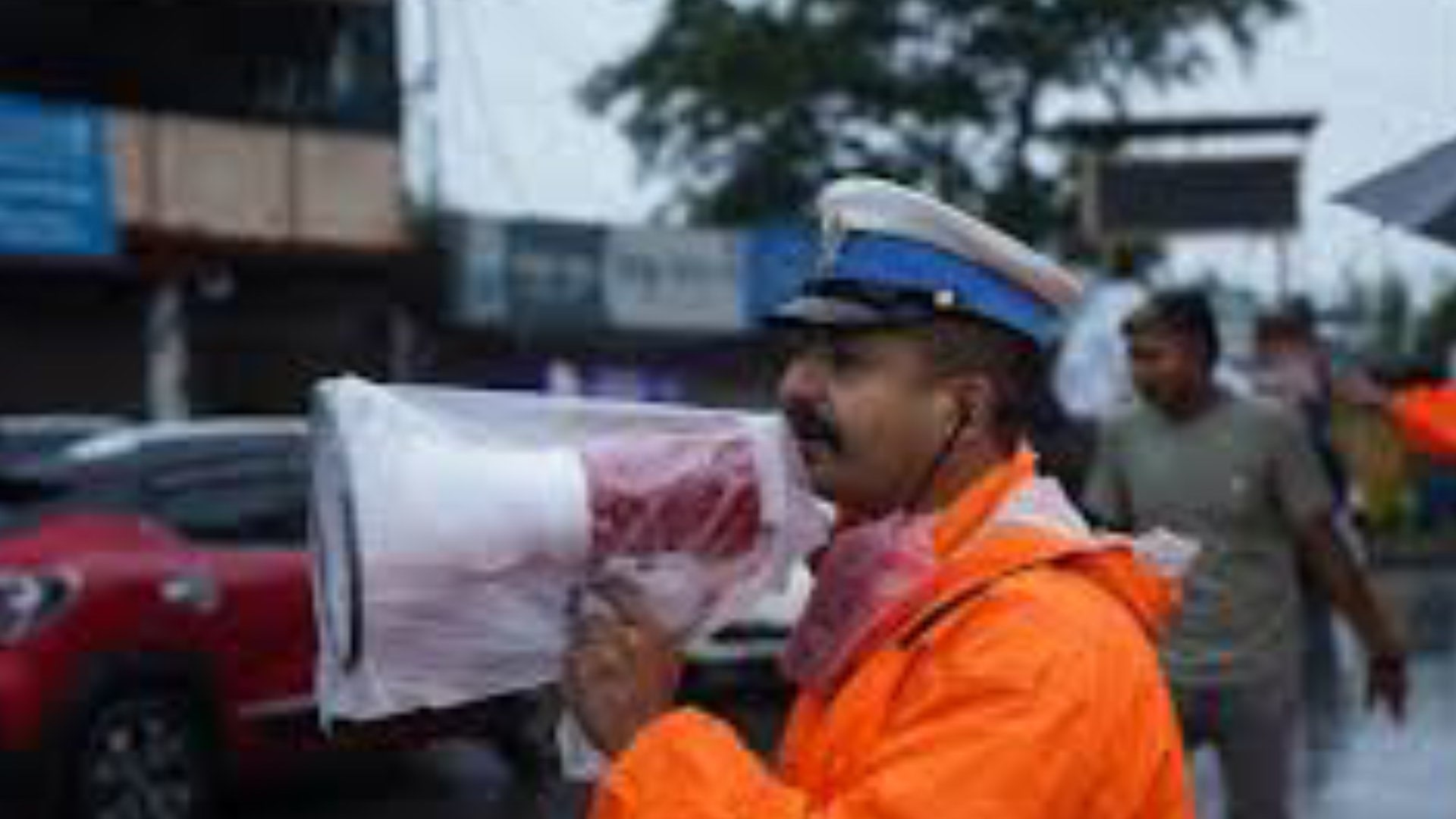 वर्षा बढेसँगै नागढुङ्गासहित प्रमुख नाकामा ट्राफिक प्रहरीको माइकिङ image