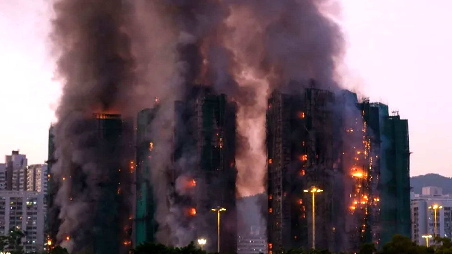 हङकङका आवासीय भवनमा आगलागी हुँदा ४४ काे मृत्यु, २७९ बेपत्ता image