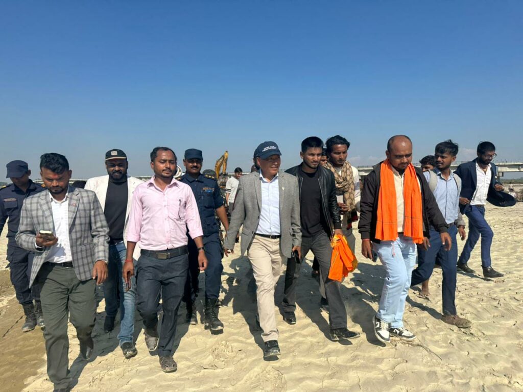 कमला नदीमा निर्माणाधीन पुलको स्थलगत निरीक्षण: असारसम्म सञ्चालनमा ल्याउने लक्ष्य