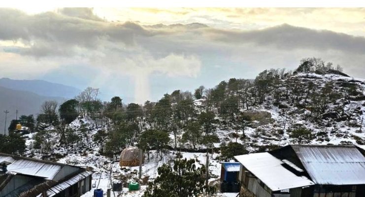 ताप्लेजुङको पाथीभरा क्षेत्रमा वर्षको पहिलो हिमपात, तीर्थयात्रीलाई जाडोबाट सतर्क रहन आग्रह