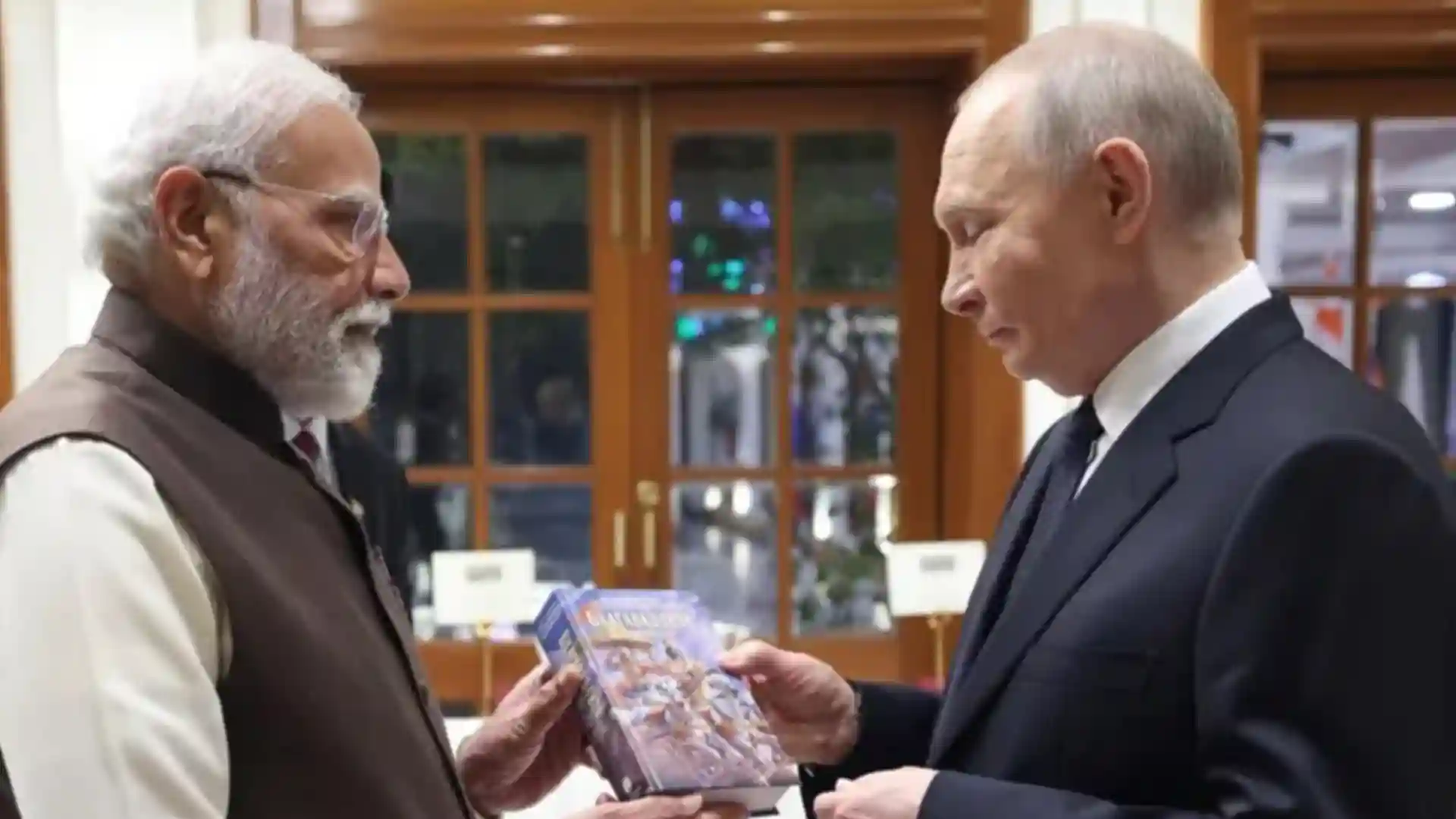 रूसका राष्ट्रपति पुटिनलाई मोदीद्वारा धार्मिक ग्रन्थ गीता उपहार image