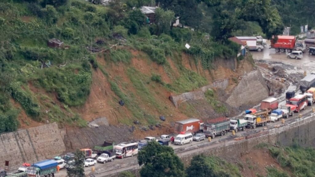 नागढुङ्गा नौबिसे सडक दैनिक पाँच घण्टा बन्द हुने