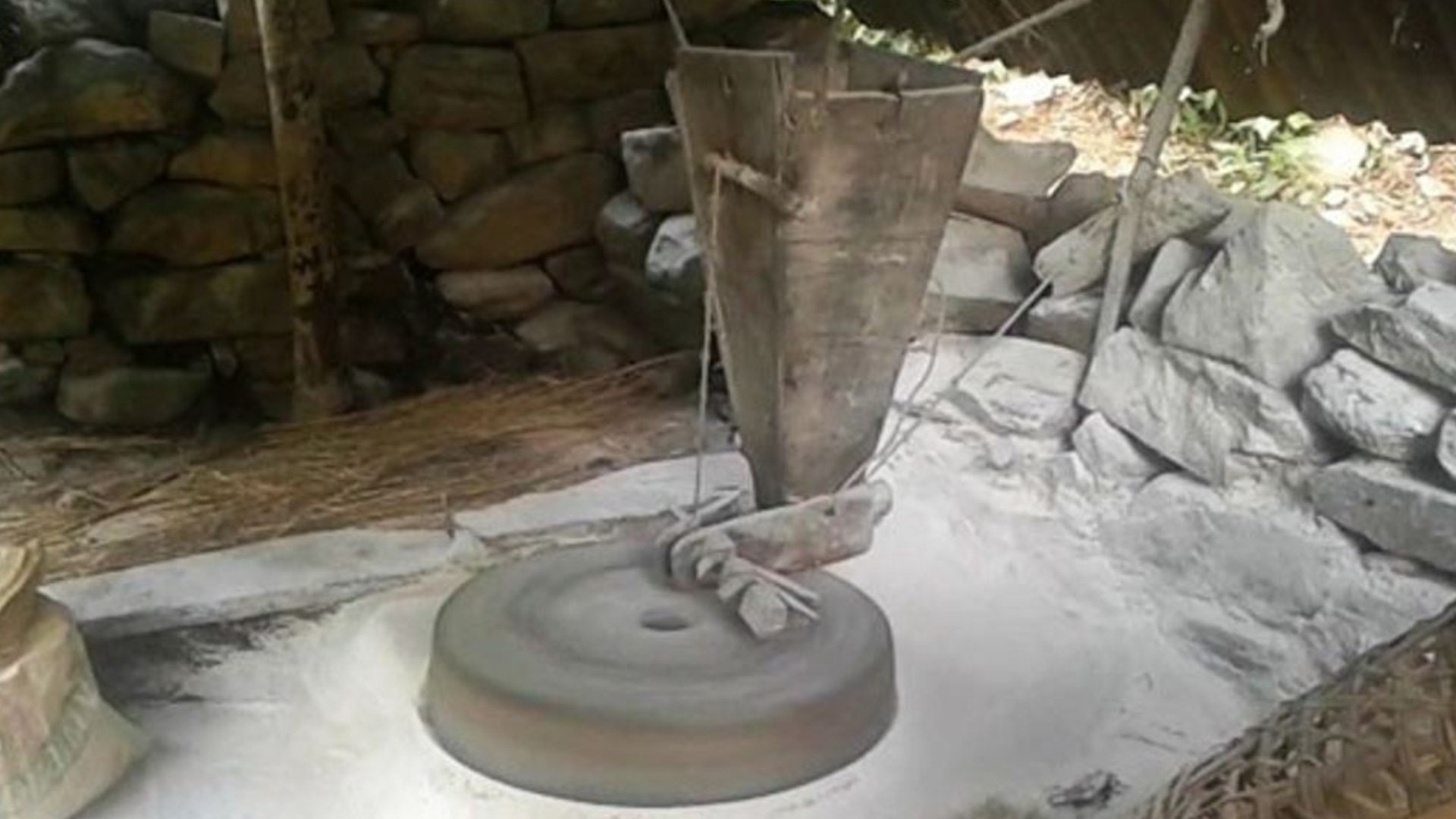 भोजपुरमा गाउँघरमा प्रयोग हुने परम्परागत पानीघट्टाको प्रचलन हराउँदै image