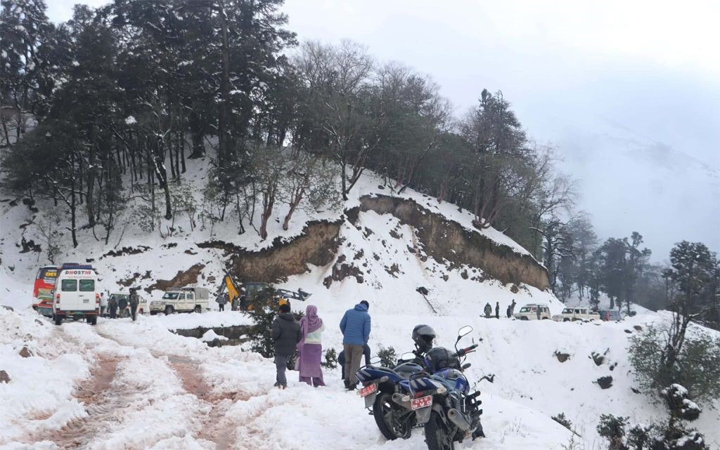 हिमपातका कारण मध्यपहाडी लोकमार्ग अवरुद्ध, सडकमा फसेका करिब ३०० यात्रुको उद्धार