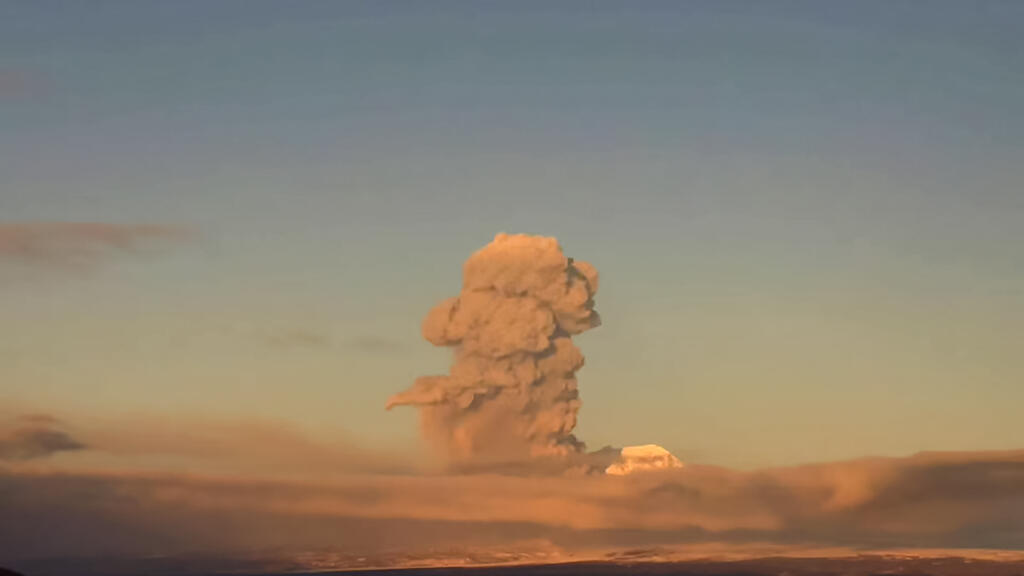 रुसको शिवेलुच ज्वालामुखी एकै दिन दुई पटक विस्फोट, खरानी ८ किलोमिटर उचाइसम्म