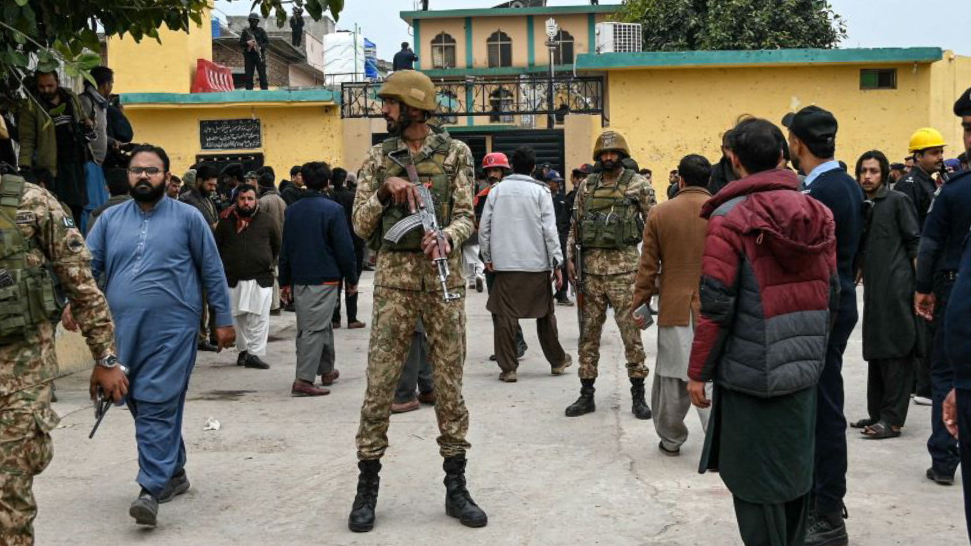 पाकिस्तानमा आत्मघाती विस्फोट, १० सुरक्षाकर्मीको ज्यान गयो image