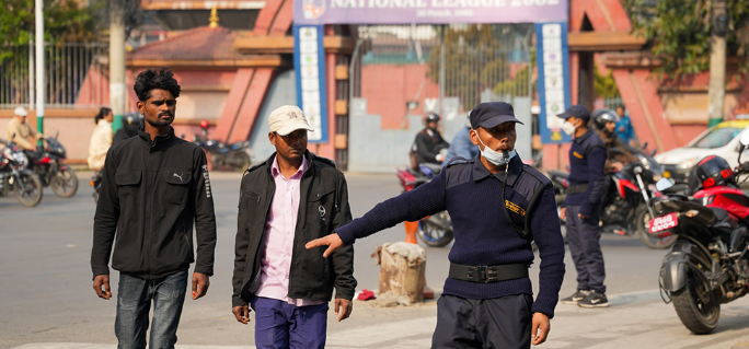 निर्वाचन नजिकिँदै गर्दा काठमाडौंमा सवारी व्यवस्थापनमा खटिए निर्वाचन प्रहरी (तस्बिरसहित) image