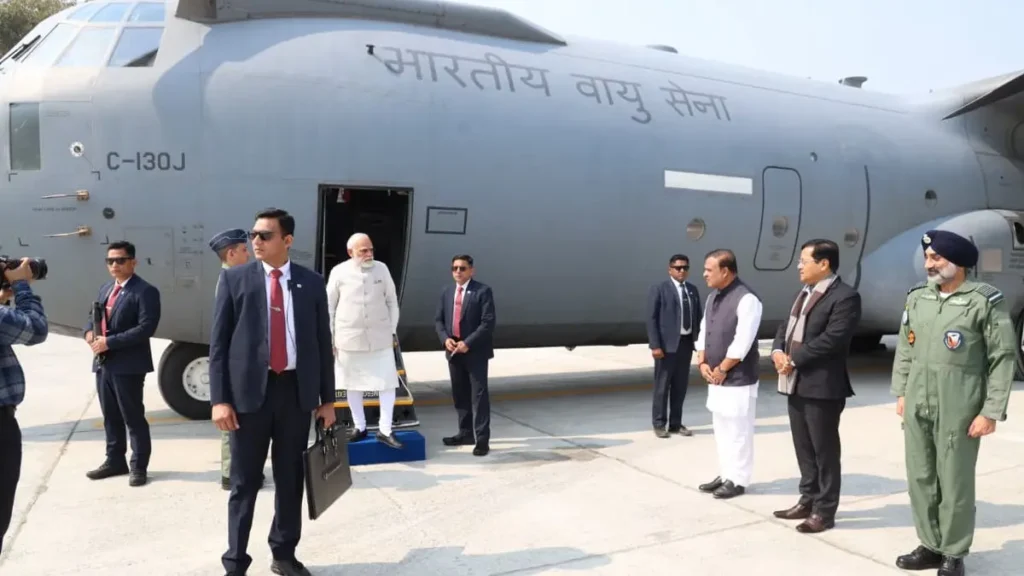 राजमार्गमै अवतरण भयो मोदी सवार विमान , नेपालमा हाईवे रनवे योजना अझै अलपत्र