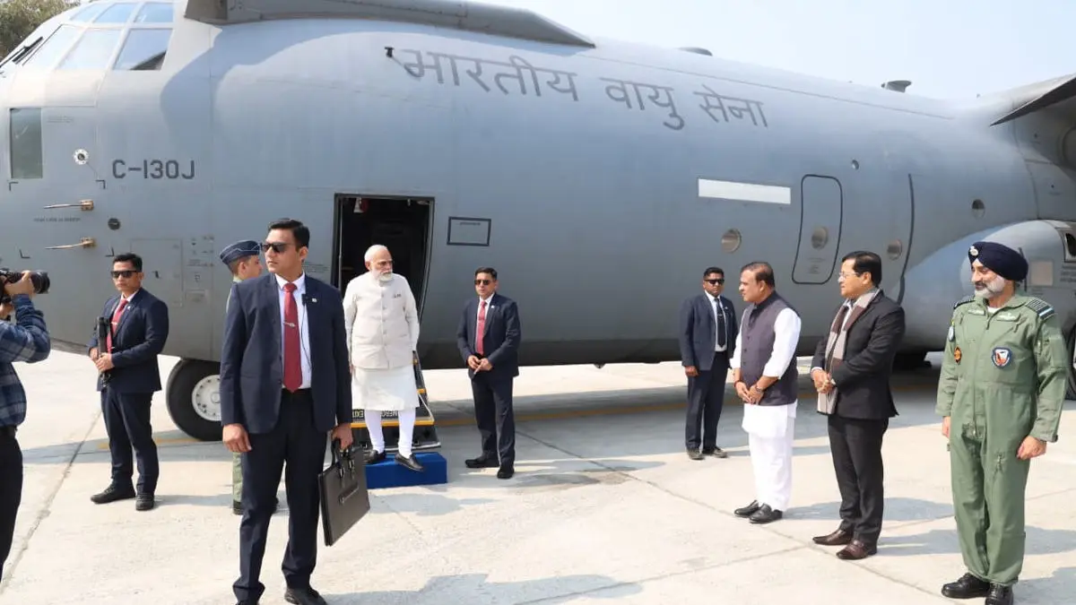 राजमार्गमै अवतरण भयो मोदी सवार विमान , नेपालमा हाईवे रनवे योजना अझै अलपत्र image