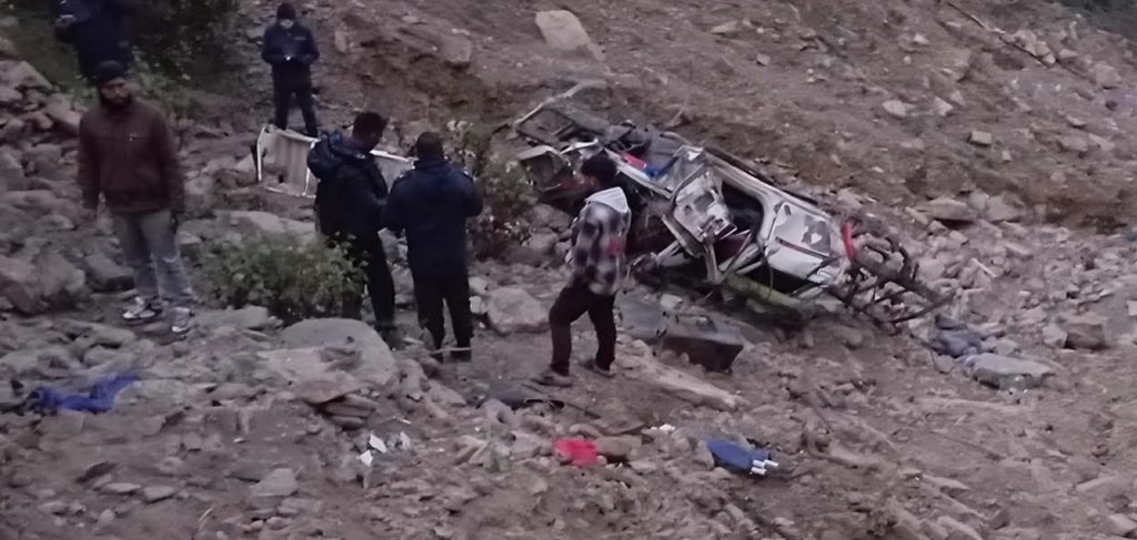 सल्यानको कपुरकोटमा जिप दुर्घटना : चालकको मृत्यु , तीन जना घाइते image