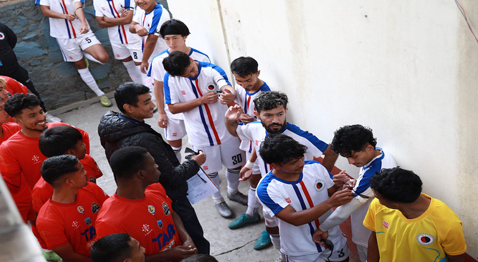 साम्बाको समर्थनमा कालोपट्टि बाँधेर विरोध गर्न खोज्दा खेलाडीलाई मैदान प्रवेशमा रोक image