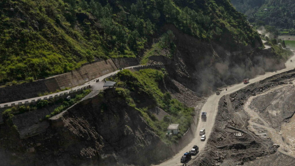 अविरल वर्षापछि खुलेको बीपी राजमार्ग, सावधानीपूर्वक यात्रा गर्न प्रशासनको आग्रह