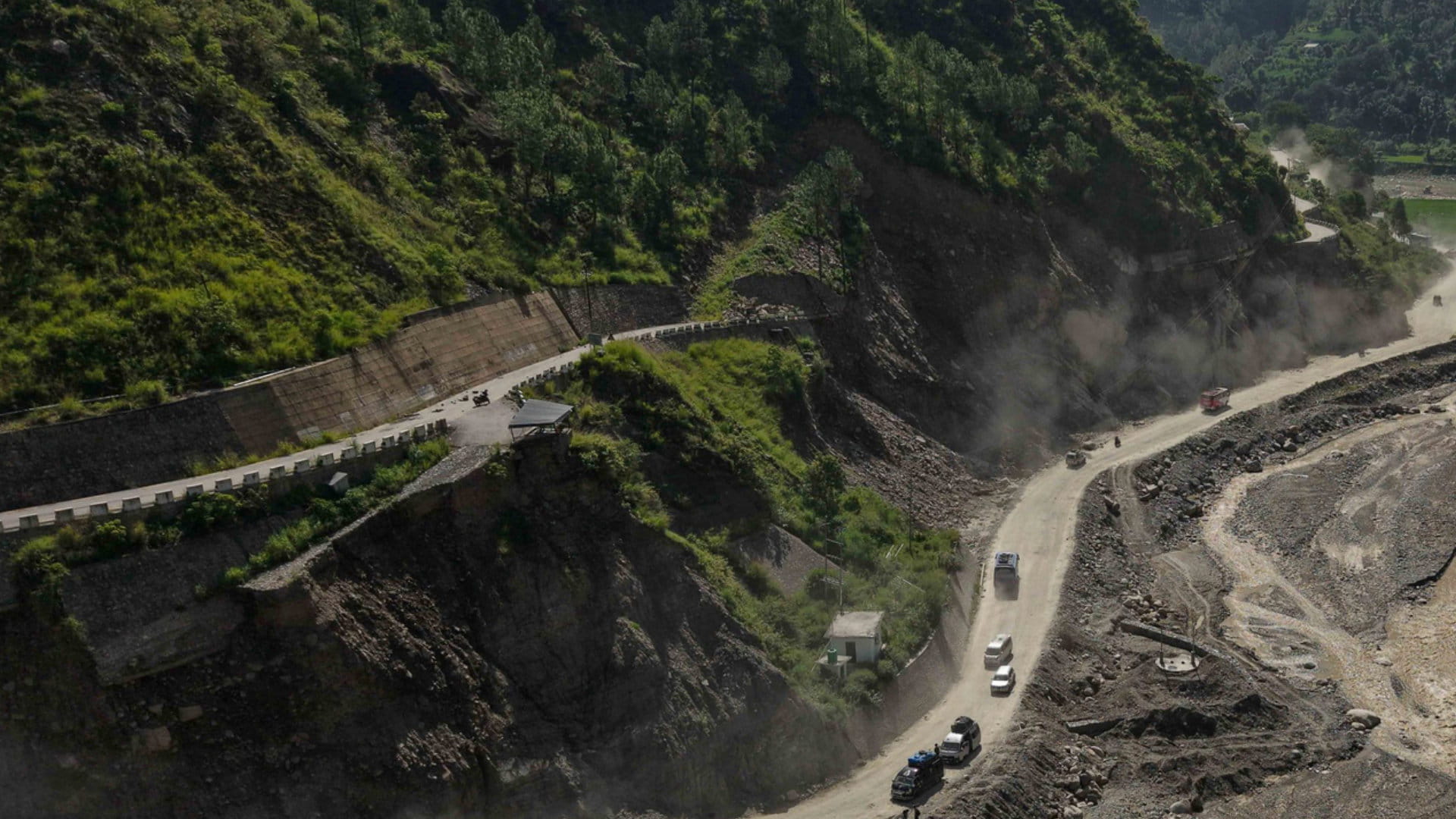 अविरल वर्षापछि खुलेको बीपी राजमार्ग, सावधानीपूर्वक यात्रा गर्न प्रशासनको आग्रह image