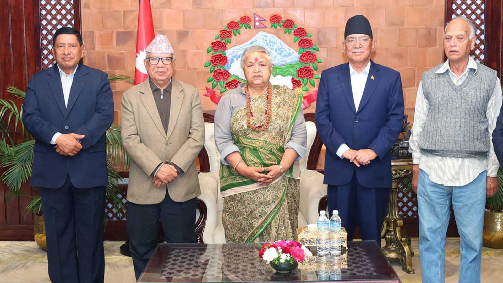 सरकार संक्रमणकालमा: मन्त्रीहरू बाहिरिँदै, प्रधानमन्त्री बिदाइ भेटघाटमा व्यस्त image