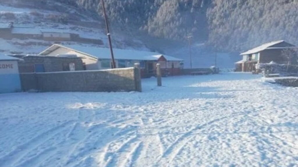 ढोरपाटनसहित बागलुङको उच्च पहाडी क्षेत्रमा भारी हिमपात, जनजीवन प्रभावित