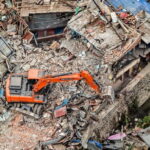 गैह्रीगाउँमा डोजर र स्काभेटर, सुकुम्बासी बस्तीका घरटहरा धमाधम भत्काइँदै