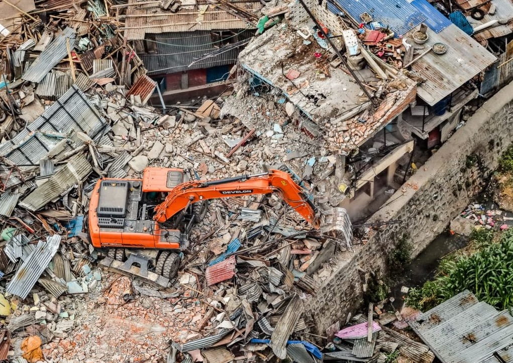 गैह्रीगाउँमा डोजर र स्काभेटर, सुकुम्बासी बस्तीका घरटहरा धमाधम भत्काइँदै