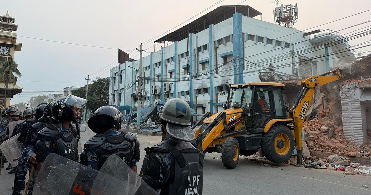 वीरगञ्जमा अतिक्रमण हटाउन डोजर अभियान, ५ स्थानमा सडक फराकिलो बनाइँदै image