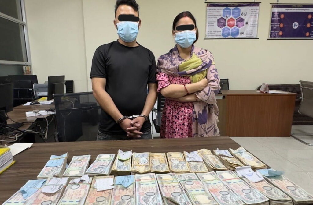 कलङ्कीबाट स्रोत नखुलेको रकमसहित २ जना पक्राउ