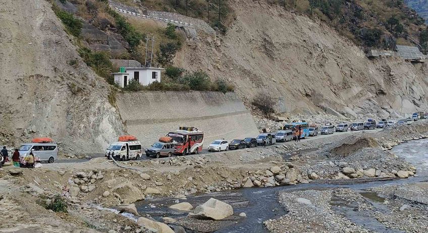 बाढीले डाइभर्सन बगाउँदा बीपी राजमार्ग अवरुद्ध, काभ्रे–सिन्धुली सडकखण्डमा सवारी रोक