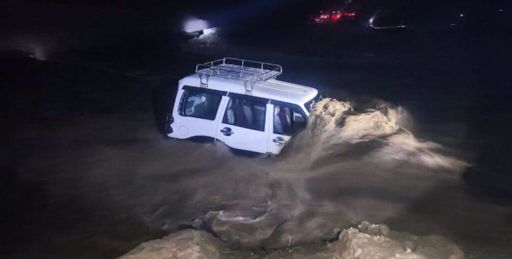 वीपी राजमार्ग पूर्ण रूपमा अवरुद्ध, रोशी खोलाको बाढीले डाइभर्सन बगायो