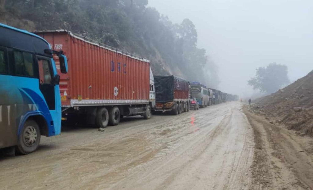 हिलो र चिप्लोले बुटवल–नारायणगढ सडक अवरुद्ध