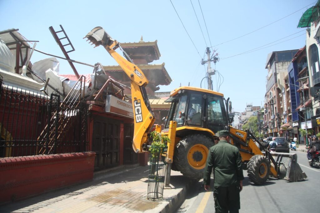 थापाथली सुकुम्बासी बस्तीमा अनधिकृत संरचना हटाउन डोजर चलाउन सुरु