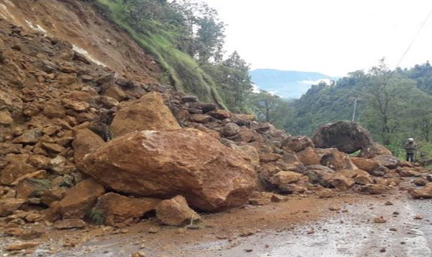 पहिरोले मध्यपहाडी लोकमार्ग अवरुद्ध, लमजुङ खण्डमा सवारी सञ्चालन ठप्प