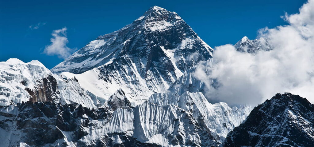 सगरमाथाको शिखरसम्म डोरी टाँग्ने काम सम्पन्न, आरोहणका लागि बाटो खुला