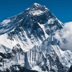 सगरमाथाको शिखरसम्म डोरी टाँग्ने काम सम्पन्न, आरोहणका लागि बाटो खुला