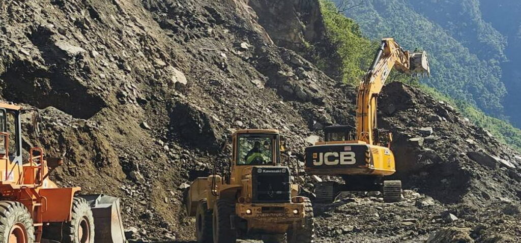 नारायणगढ–मुग्लिन सडक पूर्ण रूपमा सञ्चालनमा, तुइन खोलाको पहिरो पन्छाइयो