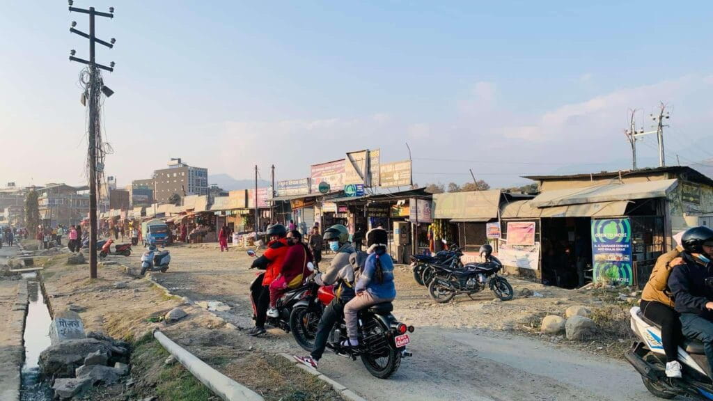 पोखराको अमरसिंह चोकका सटर तथा टहरा हटाइयो, महानगरले चलायो डोजर