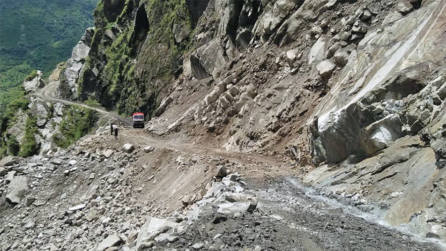 महभिरमा पहिरो खस्दा बेनी–जोमसोम सडक अवरुद्ध