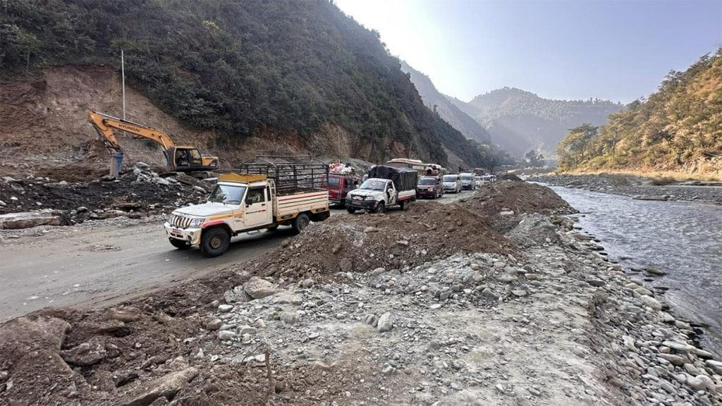 बीपी राजमार्गमा जोखिम मोलेर गाडी चलाउने पाँच चालक पक्राउ