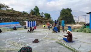 म्याग्दीमा विद्यार्थीलाई चोयाका सामग्री बनाउने परम्परागत सीप तालिम image