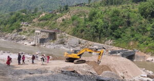 फोक्सिङटार र बङ्शिलाघाटमा बेलिब्रिज हटाएपछि पूर्वी तराईसँगको यातायात सम्पर्क विच्छेद image