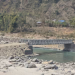 सुनकोशीमा पानीको बहाव बढेपछि खोटाङ–तराई सीधा यातायात विच्छेद, दुई अस्थायी बेलिब्रिज हटाइयो