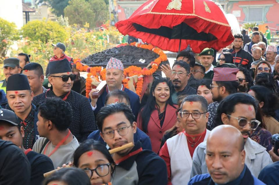 चोरी भएर अमेरिका पुगेको बुद्ध मूर्ति ४ वर्षपछि आफ्नै स्थानमा फर्कियो: काठमाडौँमा पुनःस्थापना image
