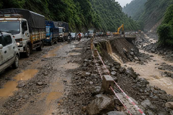 मनसुन सक्रिय, मुख्य राजमार्गमा पहिरो र मर्मतले यातायात प्रभावित